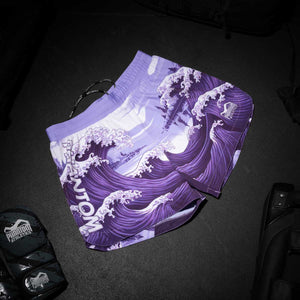 Die Phantom Athletics Fightshorts Fusion Tsunami Purple überzeugen mit einem dynamischen Wellen-Design in kraftvollem Lila. Ideal für MMA, No-Gi Grappling, BJJ und Kickboxen – funktional, auffällig und extrem widerstandsfähig.