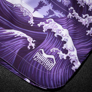Mit ihrem einzigartigen Tsunami-Print setzen diese Phantom Athletics Fightshorts ein visuelles Statement im Gym oder auf der Matte. Das elastische Bundsystem sorgt für stabilen Sitz – auch bei intensiven Grappling- oder Striking-Sessions.
