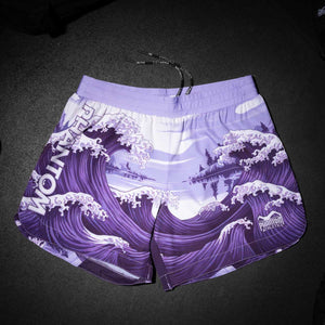 Die Fusion Tsunami Purple Fightshorts wurden für höchste Anforderungen im Kampfsport entwickelt. Atmungsaktives Material, reißfeste Verarbeitung und Phantom-Qualität machen sie zum perfekten Begleiter im täglichen Training.