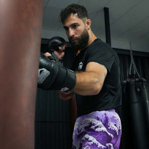 Die Fusion Fightshorts Tsunami Purple sind aus atmungsaktivem, reissfestem Ripstop Material gefertigt und ideal für intensive Trainingseinheiten im Kampfsport. Der elastische Bund mit Kordelzug sorgt für perfekten Sitz beim Sparring und Wettkampf.