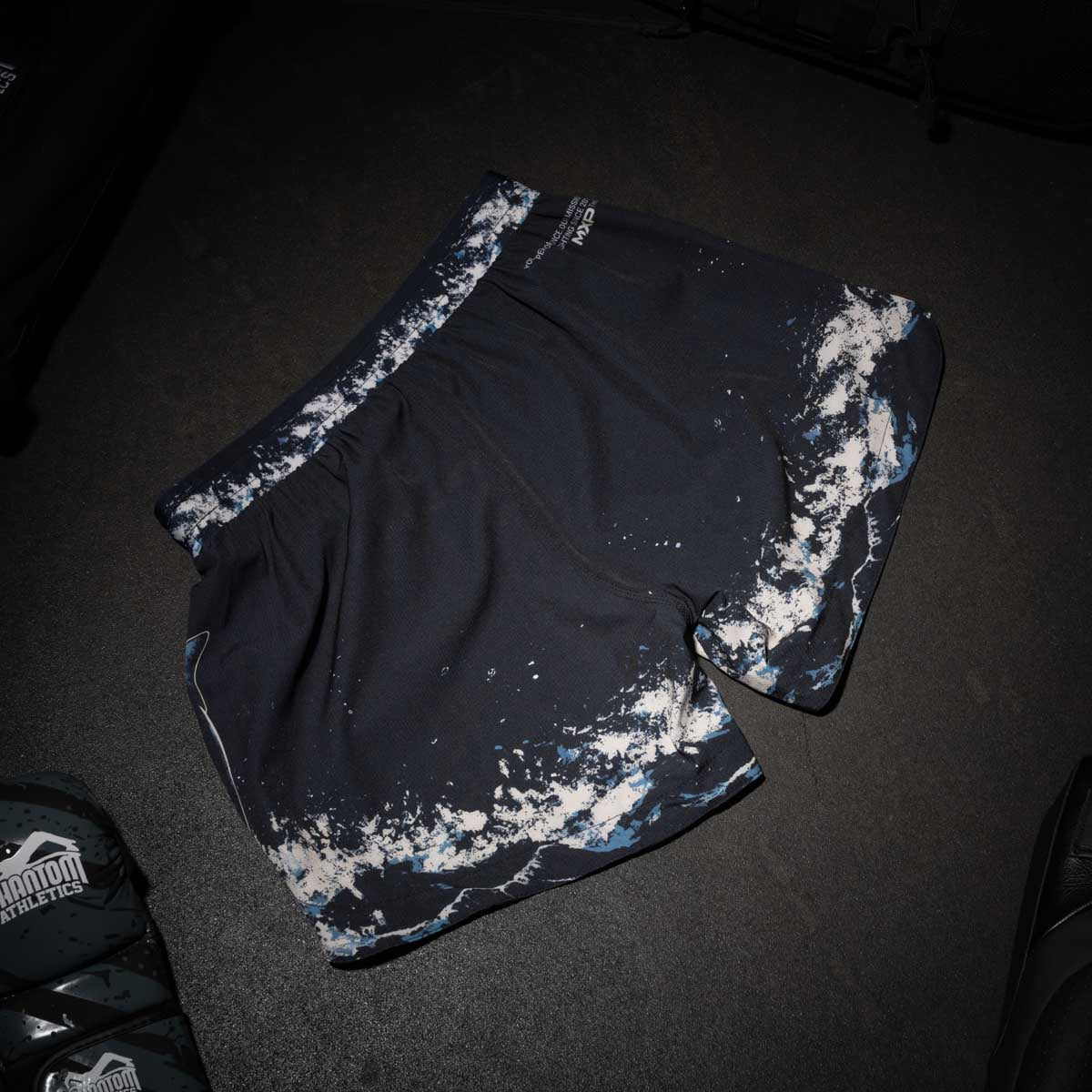 Die Fusion-R Fightshorts von Phantom Athletics kombinieren ein einzigartiges Hai-und-Tiger-Motiv mit professioneller Funktionalität. Perfekt für dein nächstes MMA-Workout oder Grappling-Sparring auf höchstem Niveau.