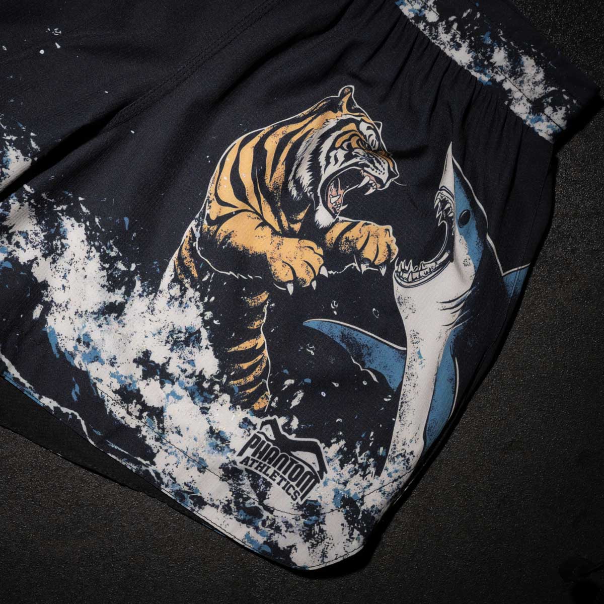 Leichte, flexible MMA-Shorts von Phantom Athletics mit markantem Tiger-Shark-Look. Ideal für schnelle Bewegungen, Takedowns und explosive Techniken im Stand oder am Boden.