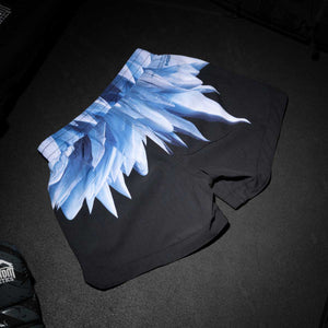 Mit ihrem sportlich-dynamischen Schnitt und dem elastischen Bund bieten diese Phantom Fightshorts perfekte Performance beim No-Gi-Rolling, Sparring oder Technikdrills. Ideal für Kämpfer, die auch bei langen Einheiten auf Komfort und Stil setzen.