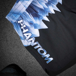 Das eisblaue Iceman-Design sorgt für einen frischen Look auf der Matte oder im Cage. In Kombination mit dem Phantom Athletics Logo unterstreichen diese Fightshorts deinen Anspruch an Performance, Stil und Professionalität im Kampfsport.