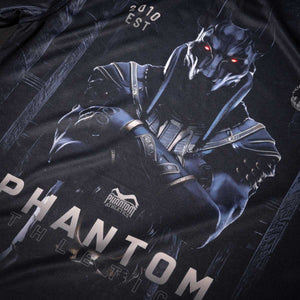 Das Phantom Athletics Trainingsshirt EVO – Anubis vereint funktionelle Performance mit einem kraftvollen, ägyptisch inspirierten Design. Ideal für MMA, No-Gi, Kickboxen und intensives Kampfsporttraining – dieses Shirt steht für Stärke, Fokus und athletischen Stil im Gym und auf der Matte.