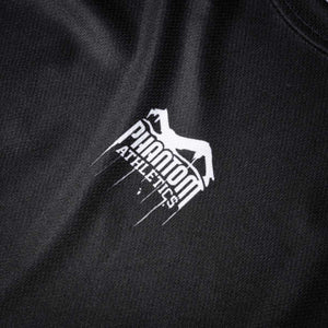 Mit atmungsaktivem Stoff und sportlicher Passform ist dieses Phantom Trainingsshirt perfekt für Sparring, Technikdrills oder Functional Workouts. Der weiße Statement-Print auf schwarzem Hintergrund sorgt für Style und ein Schmunzeln – ganz ohne Leistungseinbußen.