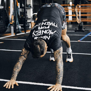 Das Training Shirt EVO von Phantom Athletics mit dem humorvollen 'Need Money for Training' Print ist ideal für intensives MMA, BJJ oder Kickboxen. Das atmungsaktive MXP-Tech Material sorgt für optimalen Feuchtigkeitstransport und Komfort während des Trainings.