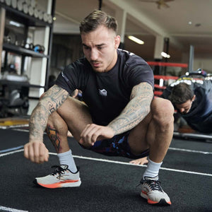 Das Training Shirt EVO von Phantom Athletics kombiniert Funktionalität mit Humor. Der 'Need Money for Training' Print und das atmungsaktive MXP-Tech Material machen es zur idealen Wahl für intensives Kampfsporttraining.