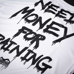Das Phantom Athletics Trainingsshirt EVO – Need Money for Training in Weiß kombiniert sportliche Funktion mit einem augenzwinkernden Statement. Perfekt für MMA, No-Gi, Sparring und Gym-Workouts – für alle, die Kampfsport ernst nehmen, aber den Humor nicht verlieren.
