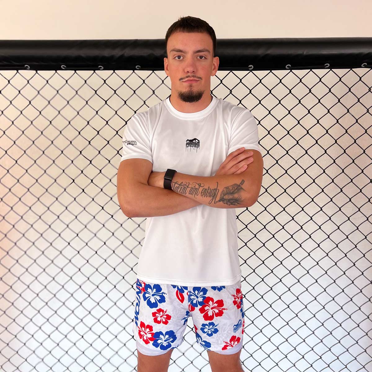 Phantom Athletics Fightshorts Fusion 2in1 Hawaii – perfekt für MMA, Grappling und intensives Kampfsporttraining. Die hochwertigen Shorts überzeugen mit einem komfortablen 2in1-Schnitt, der optimale Bewegungsfreiheit garantiert, sowie einem auffälligen, von Hawaii inspirierten Design – ideal für Training und Wettkämpfe.