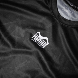 Dieses schwarze Trainingsshirt von Phantom Athletics ist die ideale Wahl für MMA, Boxen oder Fitness – ob im Gym, auf der Matte oder im Freien. Es transportiert Feuchtigkeit zuverlässig ab, bleibt formstabil und sorgt für maximalen Komfort bei jeder Trainingseinheit.