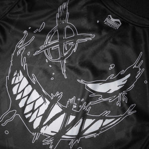 Phantom Athletics liefert mit dem EVO Two Serious Black Trainingsshirt ein sportliches, funktionales Shirt, das durch sein minimalistisches Design und seine technische Performance überzeugt. Ideal für Kampfsportler, die Wert auf Qualität, Tragekomfort und Bewegungsfreiheit legen.