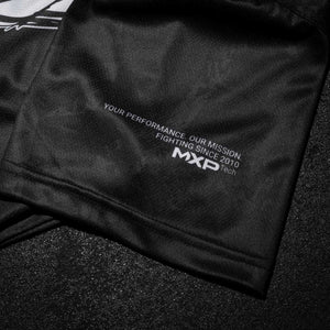 Das Trainingsshirt EVO Two in Schwarz vereint klassisches Design mit leistungsstarker Funktionalität. Dank seines leichten, schnelltrocknenden Gewebes ist es der perfekte Begleiter für dein tägliches Kampfsporttraining oder intensives Conditioning.