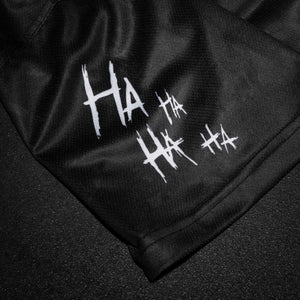 Ob beim Kickboxen, Grappling oder Krafttraining – das Phantom Athletics EVO Two Trainingsshirt Serious Black hält, was es verspricht: Robust, atmungsaktiv und bewegungsfreundlich unterstützt es dich zuverlässig bei jeder sportlichen Herausforderung.