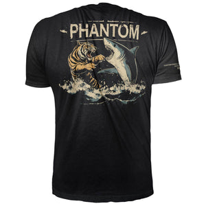 Das Phantom Athletics Training Shirt Evo Tiger vs Shark kombiniert ein dynamisches Tiger-Hai-Design mit funktionalem Material für maximale Performance im Kampfsport. Ideal für MMA, Kickboxen oder Fitness-Workouts – dieses Shirt transportiert Schweiß effektiv ab und sorgt für ein angenehmes Tragegefühl.