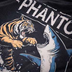 Das Phantom Athletics Trainingsshirt EVO – Tiger vs. Shark kombiniert Funktionalität mit einem außergewöhnlichen Animal-Battle-Design. Ideal für MMA, Sparring, Functional Fitness oder Kampfsporttraining – dieses Shirt steht für Kraft, Schnelligkeit und Ausdauer.