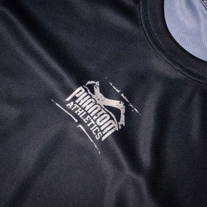 Mit seinem leichten, atmungsaktiven Material bietet dir dieses Phantom Trainingsshirt optimalen Tragekomfort bei intensiven Workouts. Das markante Tiger-gegen-Hai-Motiv macht es zum Blickfang im Gym, auf der Matte oder beim Techniktraining im Kampfsport.