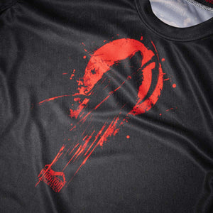 Dieses Kampfsportshirt ist mehr als nur ein Trainingsstück – es verkörpert deine Härte und deinen Kampfgeist. Ob Sparring, Technikdrills oder Krafttraining, das EVO Reaper Shirt macht jede Bewegung mit.