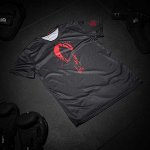Das Phantom Athletics Trainingsshirt EVO – Reaper kombiniert sportliche Funktion mit einem düsteren Totenkopf-Design. Ideal für MMA, Grappling, Kickboxen und Gym-Workouts – für Kämpfer, die mit Stil und Fokus trainieren.