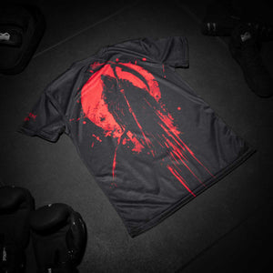 Mit atmungsaktivem Stoff und sportlicher Passform bietet dir dieses Phantom Shirt höchsten Komfort bei schweißtreibendem Kampfsporttraining. Das Reaper-Motiv steht für mentale Stärke, Präzision und Entschlossenheit.