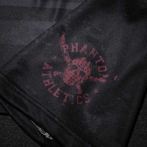Mit dem Phantom EVO Shirt – Slasher bringst du Energie, Charakter und Härte ins Training. Technisch stark und optisch auffällig ist es perfekt für alle Kampfsportler, die sich auch beim Stil abheben wollen.