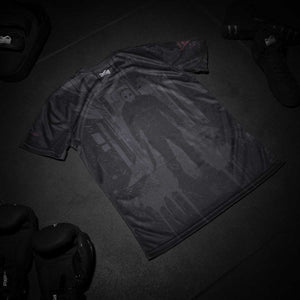Dieses Phantom Athletics Shirt ist gemacht für harte Workouts und intensive Kampfsporteinheiten. Das auffällige Design mit Horror-Elementen zeigt deine mentale Stärke – im Gym, auf der Matte oder im Cage.