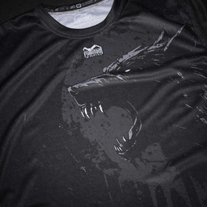 Das Werwolf-Design auf dem Shirt unterstreicht deinen wilden Kampfstil und deine mentale Stärke. Ob beim Grappling, Striking oder Conditioning – mit diesem Shirt ziehst du Aufmerksamkeit auf dich.