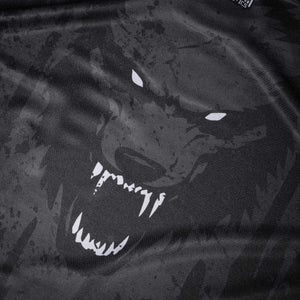 Phantom Athletics hat dieses Trainingsshirt für Kämpfer entwickelt, die keine Angst vor Härte haben. Der aggressive Look passt perfekt zu harten Workouts, Sparring-Runden und Wettkampfvorbereitung.