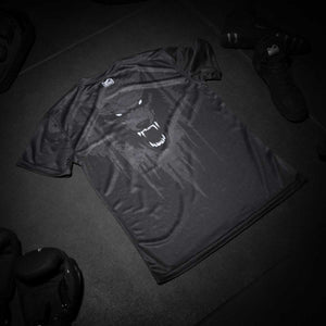 Dieses funktionelle Trainingsshirt von Phantom Athletics überzeugt durch atmungsaktives Material, sportlichen Schnitt und furchtloses Design. Ideal für Sparring, Techniktraining oder intensive Einheiten im Gym.