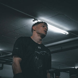 Phantom Athletics Trainingsshirt EVO „Werewolf“ – schwarzes Funktionsshirt mit dynamischem Werwolf-Motiv, ideal für MMA, BJJ und Muay Thai-Training. Atmungsaktiv und stylisch zugleich.