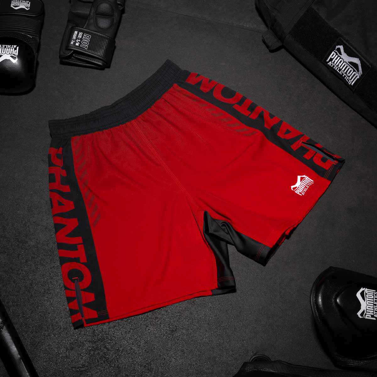 Phantom MMA Fightshorts in der limitierten RED Edition. Ultra flexibel und reißfest. Ideal für MMA, Ringen, BJJ, K1 oder Thaiboxen.