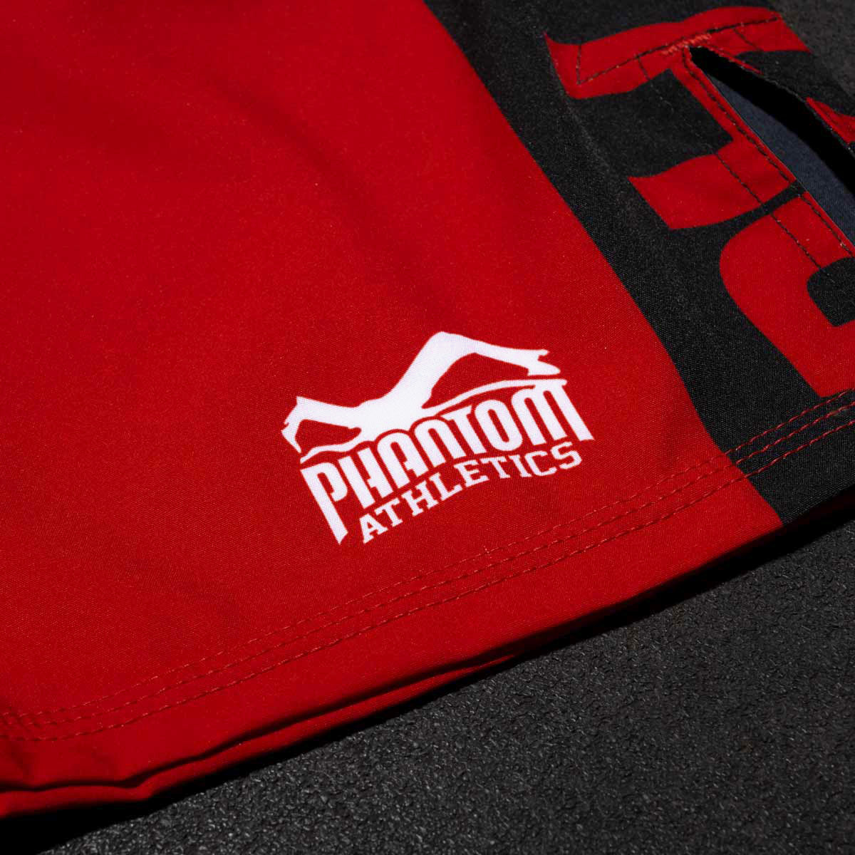 Phantom MMA Fightshorts in der limitierten RED Edition. Ultra flexibel und reißfest. Ideal für MMA, Ringen, BJJ, K1 oder Thaiboxen.
