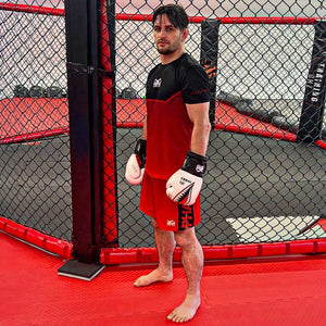 Evo Apex Red Fightshorts von Phantom Athletics, speziell für Kampfsportler entwickelt. Perfekt für intensives MMA-Training und Wettkämpfe mit robustem und flexiblem Schnitt.