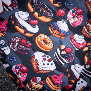 Fightshorts mit elastischem Bund und Klettverschluss für optimalen Halt bei schnellen Bewegungen. Perfekt geeignet für Muay Thai, MMA und Brazilian Jiu-Jitsu.