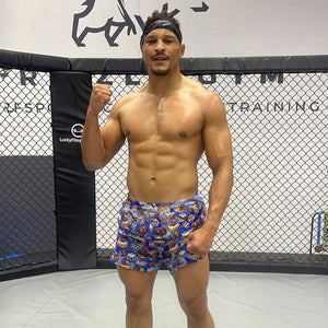 Die FUSION-R Fightshorts Dessert Camo Blue von Phantom Athletics bieten dank leichtem, reißfestem Ripstop-Material und elastischem Bund maximale Bewegungsfreiheit für intensives MMA, Kickboxen und BJJ. Ihr auffälliges Dessert-Camo-Design kombiniert Funktionalität mit Stil.