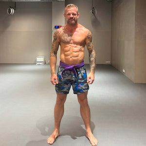 Die Phantom Athletics Fightshorts Fusion-R MGS Splitter in Grau-Blau bieten ultimativen Komfort und Bewegungsfreiheit für intensives MMA-, BJJ- oder Muay Thai-Training. Dank des elastischen Bundes mit Kordelzug und des leichten Ripstop-Materials sind sie besonders strapazierfähig und atmungsaktiv. Das auffällige Splitter-Camo-Design sorgt für einen markanten Look im Training.