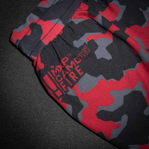 Diese Kampfsport-Shorts mit feurigem Lava-Look bieten dir volle Bewegungsfreiheit und sicheren Halt. Perfekt für anspruchsvolle Trainingseinheiten und harte Sparrings.