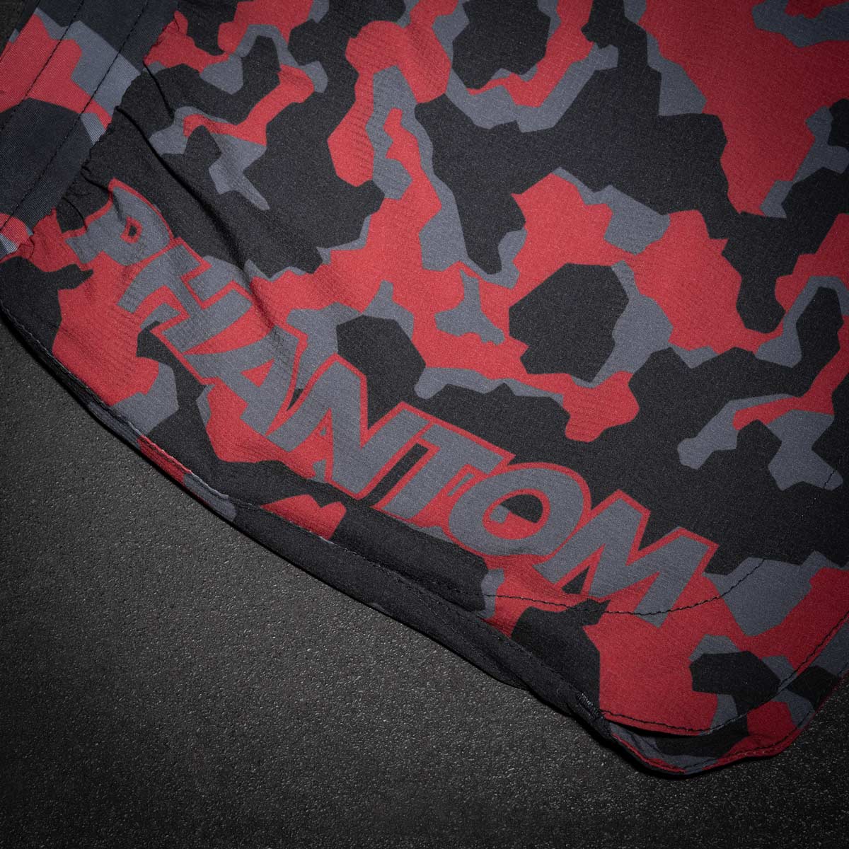 Phantom Athletics kombiniert mit den Fusion R &quot;MGS Lava&quot; Shorts markantes Design mit leistungsstarker Funktion. Strapazierfähig, leicht und ideal für den täglichen Einsatz im Gym.