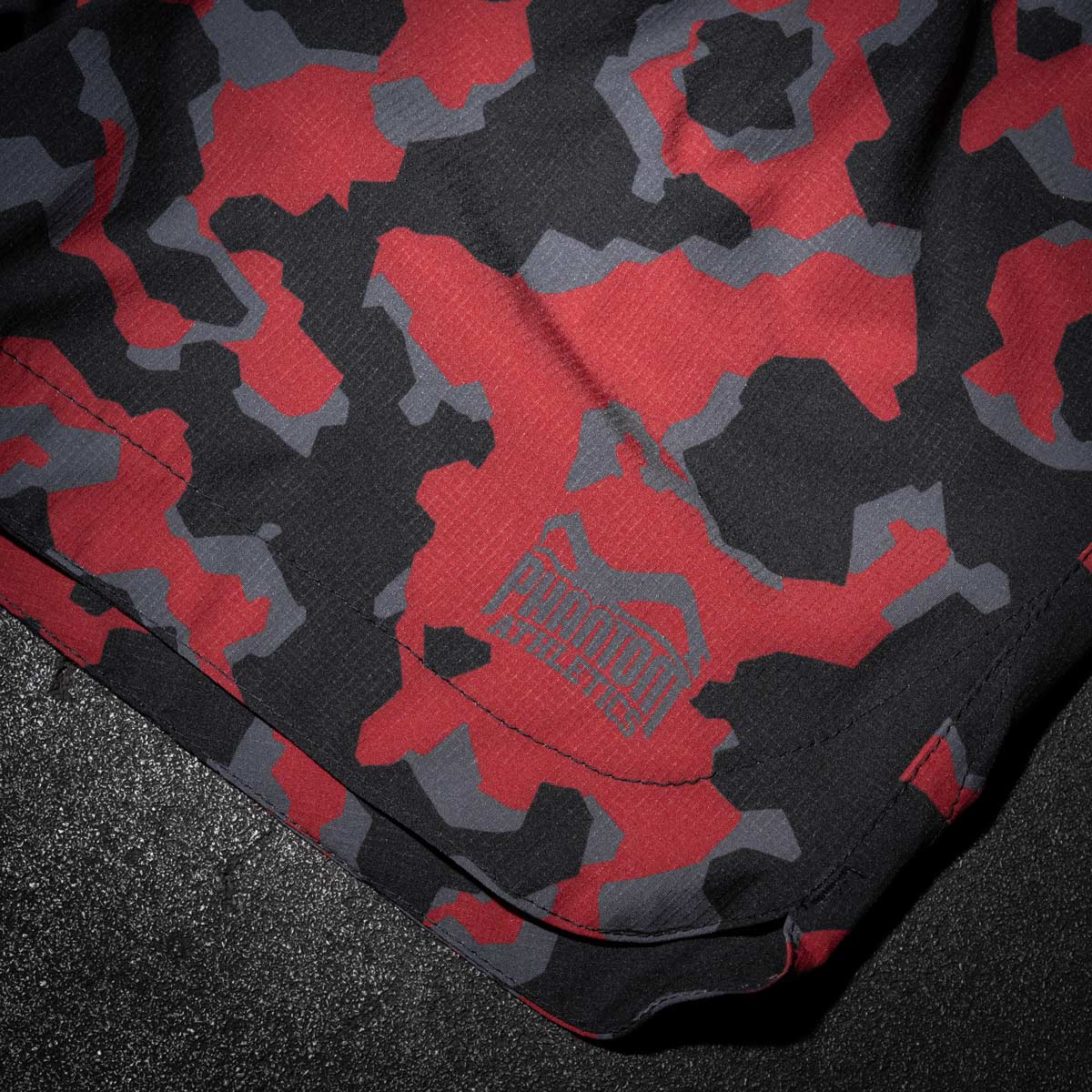 Die MGS Lava Fightshorts von Phantom Athletics überzeugen mit robuster Verarbeitung und sportlicher Passform. Für Kampfsportler, die im Training und Wettkampf alles geben.