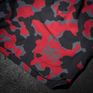 Die MGS Lava Fightshorts von Phantom Athletics überzeugen mit robuster Verarbeitung und sportlicher Passform. Für Kampfsportler, die im Training und Wettkampf alles geben.