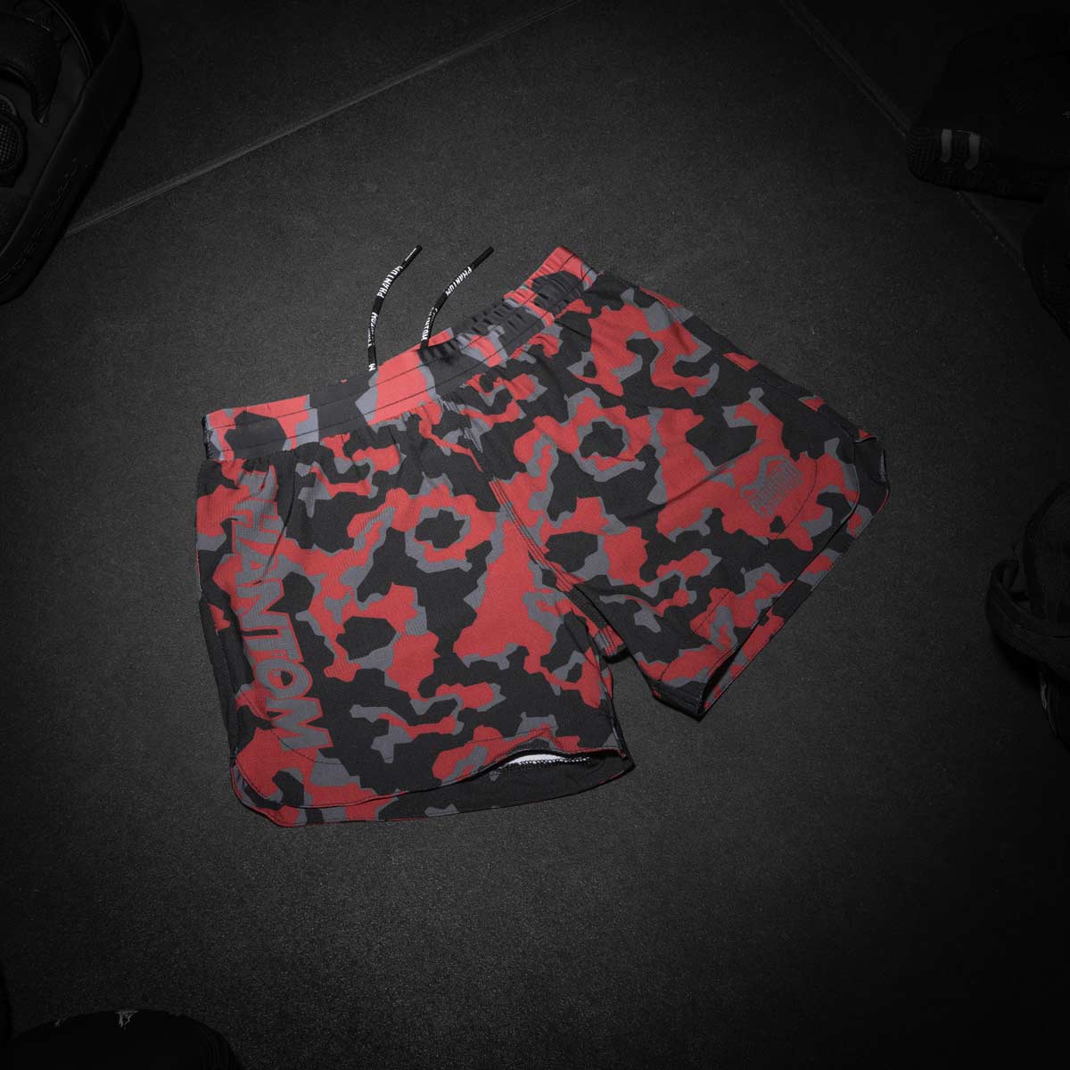 Fightshorts Fusion R &quot;MGS Lava&quot; von Phantom Athletics – intensives Lava-Design für starke Auftritte im MMA, Grappling und Kickboxen. Ideal für dynamische und kraftvolle Fighter.
