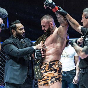 Die Phantom Athletics Fightshorts Fusion-R MGS Hornet überzeugen mit einem kraftvollen Schwarz-Gelb-Design, inspiriert von der Geschwindigkeit und Präzision einer Hornisse. Ideal für MMA, No-Gi, Grappling und intensives Sparring – diese Shorts stehen für Reaktionsfähigkeit und Kontrolle im Kampf.