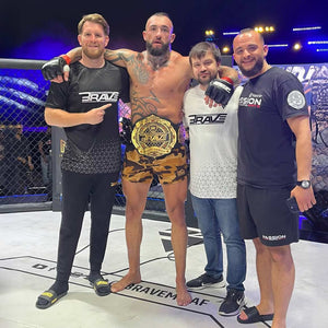 Mit ihrem leichten, reißfesten Material und dem seitlichen Schlitz bieten diese Phantom Fightshorts optimale Beweglichkeit. Der elastische Bund sorgt für sicheren Sitz bei Takedowns, Clinch-Arbeit und schnellen Kicks – perfekt für dynamisches Kampfsporttraining.