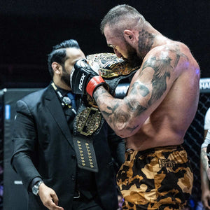 Phantom Athletics Fusion-R MGS Hornet Fightshorts – gelb-schwarze Camo-Shorts mit ultraleichtem, reißfestem Ripstop-Material und elastischem Bund – ideal für MMA, Muay Thai und BJJ.