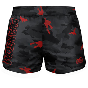 Phantom Athletics FUSION-R MGS Inferno Fightshorts im schwarz-roten Camo-Design, leicht und robust mit Ripstop-Gewebe für Bewegungsfreiheit und einen sicheren Sitz bei intensiven Kampfsportarten.