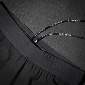 Diese Phantom Fightshorts wurden für intensive Workouts, Sparring und Takedown-Drills entwickelt. Das elastische Bundsystem und der seitliche Schlitz sorgen für maximale Bewegungsfreiheit und einen stabilen Sitz bei jedem Training.