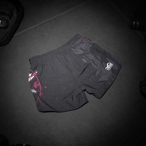 Mit dem auffälligen Slasher-Look und dem elastischen Bund stehen diese Shorts für Kampfgeist und Dynamik. Sie wurden speziell für anspruchsvolle Kampfsportler entwickelt, die keine Kompromisse bei Qualität und Stil machen.