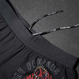 Phantom Athletics Fightshorts mit elastischem Bund und starkem Klettverschluss – optimal für intensive Einheiten in MMA, BJJ und Kickbox-Training. Tiger-Design steht für Stärke und Kontrolle.