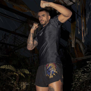 Phantom Athletics Fightshorts Fusion R Tiger Domination, ideal für MMA, Grappling und Kickboxen. Diese leichten Shorts bieten maximale Bewegungsfreiheit und ein dynamisches Tiger-Design für intensive Trainingseinheiten.