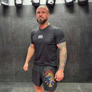 Robuste MMA Shorts im Tiger-Look für ambitionierte Kampfsportler. Das strapazierfähige Material macht jede Bewegung mit – ob beim Sparring oder im Wettkampf.